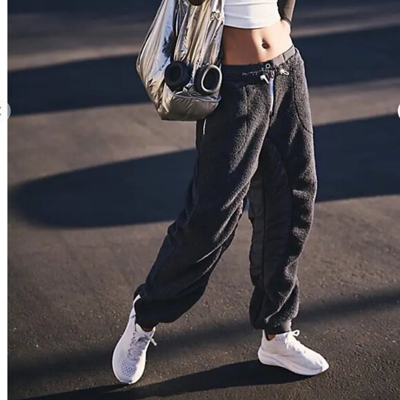 NWT Free People Sundown Fleece Pants in Black - Picture 1 of 9